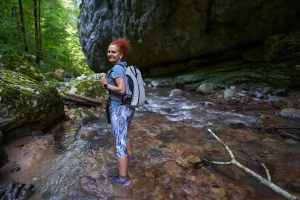 Mulher Caminhante Com Mochila Explorando Desfiladeiro Exuberante Com Rio Nele — Fotografia de Stock
