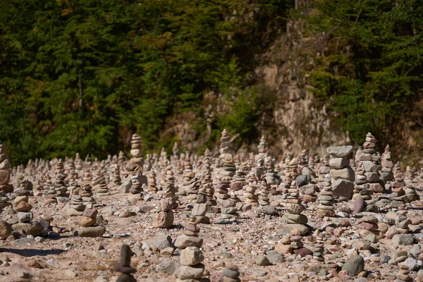 海岸のタワー構造に配置された小石や石 — ストック写真