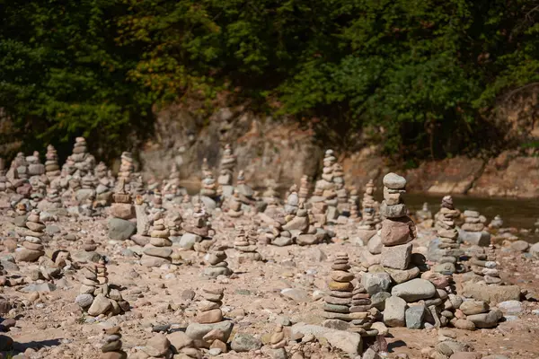 Nehir Çakıl Taşları Taşlar Sahildeki Kule Yapılarına Yerleştirildi — Stok fotoğraf