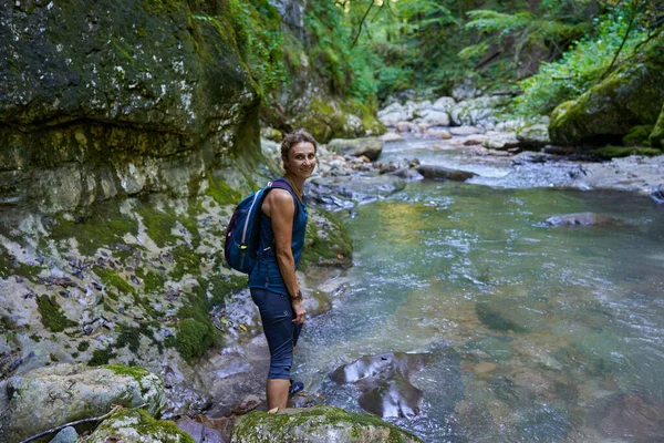 Escursionista Donna Con Zaino Esplorare Canyon Lussureggiante Con Fiume Esso Immagini Stock Royalty Free