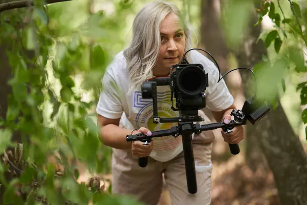 Ormanda Kameralı Doğa Kameramanı Bir Kadın — Stok fotoğraf