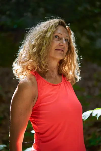 Retrato Una Mujer Rubia Madura Con Pelo Largo Bosque —  Fotos de Stock