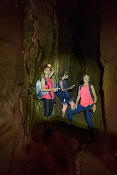 Three Women Backpack Exploring Cave Head Torches — Stock Photo, Image