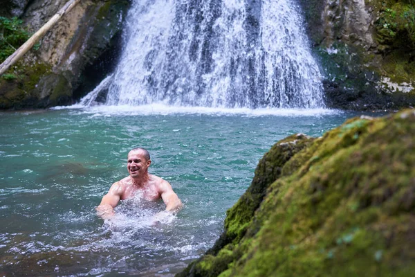 Homem Atlético Forte Que Toma Banho Uma Cachoeira Com Gelo — Fotografia de Stock