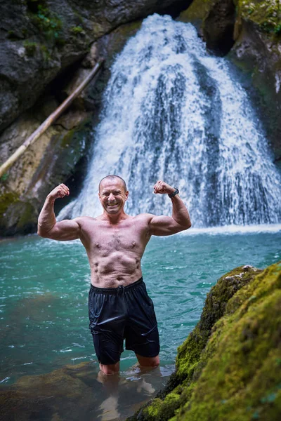 Strong Athletic Man Bathing Waterfall Ice Cold Mountain Water — Stock Photo, Image