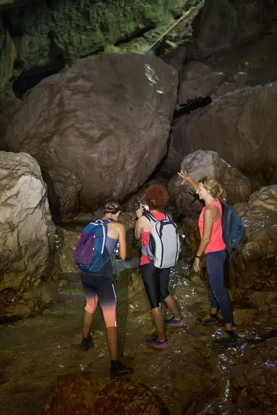 Three Women Backpack Exploring Cave Head Torches — Stock Photo, Image