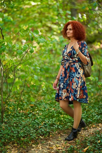 공원에서 드레스에 여자의 초상화 로열티 프리 스톡 이미지