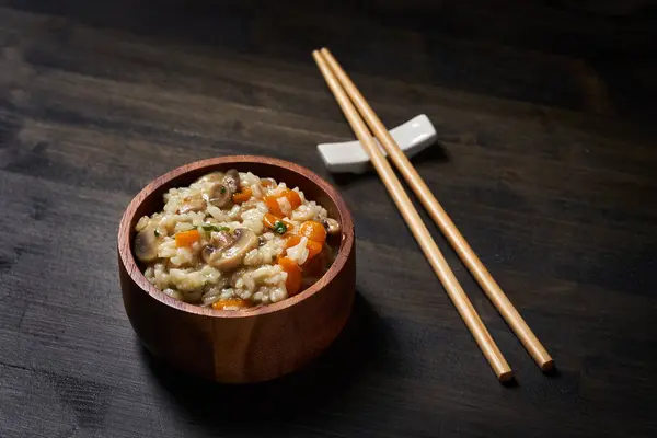 素朴なボウルでキノコとハーブと野菜で煮て揚げた米のタイのレシピ — ストック写真