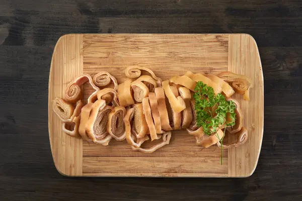 Pele Porco Frita Deliciosa Fatiada Uma Placa Madeira — Fotografia de Stock