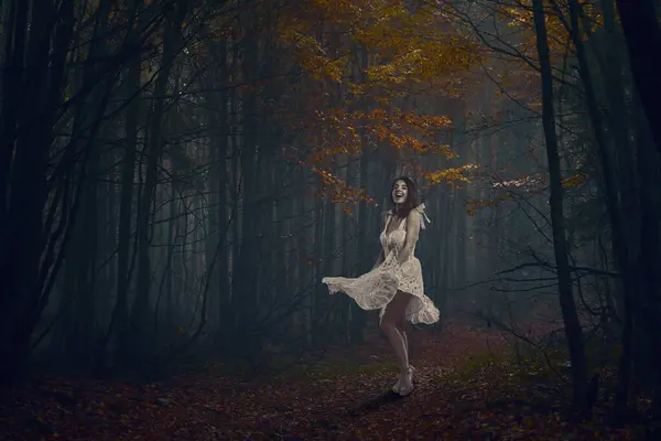 Belle Jeune Femme Robe Blanche Dansant Dans Une Forêt Mystérieuse — Photo