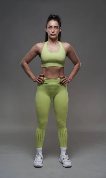 Attractive Hispanic Fitness Model Posing Gym Attire Gray Background — Stock Photo, Image