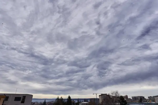 小城上空罕见的阿司匹林波浪形云的云彩 — 图库照片