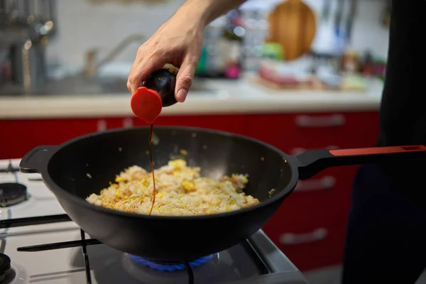 Hands Young Man Making Fried Rice Eggs Work Asian Recipe — Stock Photo, Image