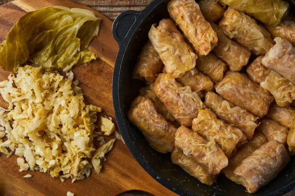 卷心菜卷 配以猪肉肉和米饭 沙门鱼是罗马尼亚的传统菜肴 正在准备中 — 图库照片
