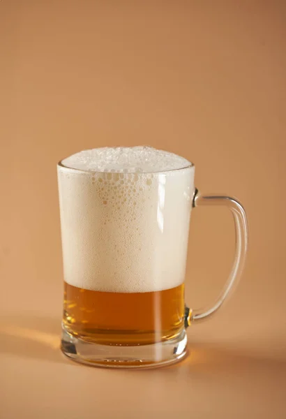 Pint Beer Various Foam Stages Beige Background — Stock Photo, Image