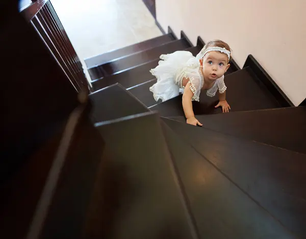 Retrato Una Niña Adorable Subiendo Las Escaleras Casa — Foto de Stock