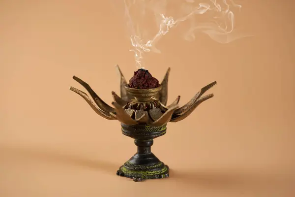 Een Spirituele Yoga Indische Bronzen Lotus Bloem Branden Wierook Met Rechtenvrije Stockfoto's