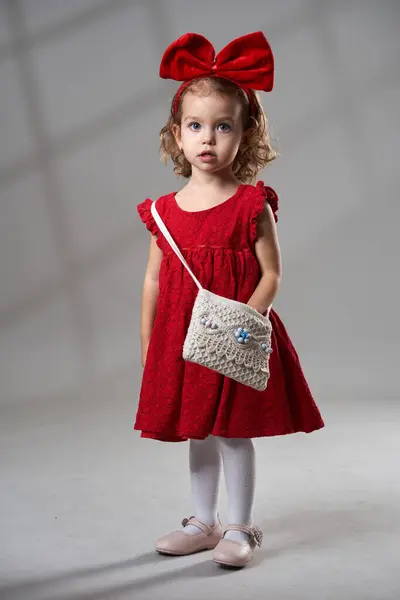 Πορτρέτο Ενός Αξιολάτρευτο Ξανθό Σγουρά Μαλλιά Κοριτσάκι Κόκκινο Φόρεμα Και — Φωτογραφία Αρχείου