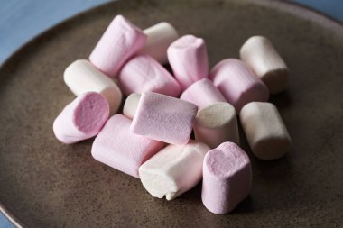 Kırsal bir tabaktaki bir yığın marşmelovun yakınına.