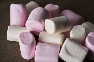 Kırsal bir tabaktaki bir yığın marşmelovun yakınına.