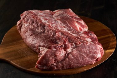 Bol jambonlu domuz budu, çiğ, tahta kesme tahtasında.