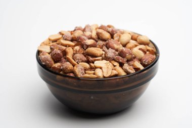 Fırında pişmiş tuzlu fıstık, yakın çekim stüdyo çekimi.