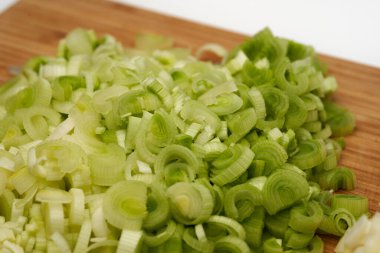 Tarifi için tahta bir tahtada kesilmiş taze pırasa yakın plan.