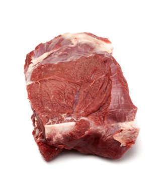 Beyaz arka planda çiğ sığır filetosu ve fileto eti izole edilmiş.