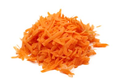 Beyaz arka planda taze rendelenmiş havuçlar.