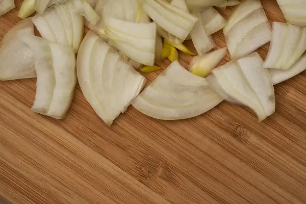 Freshly Chopped White Onion Wooden Board Closeup Shot — Stock Photo, Image