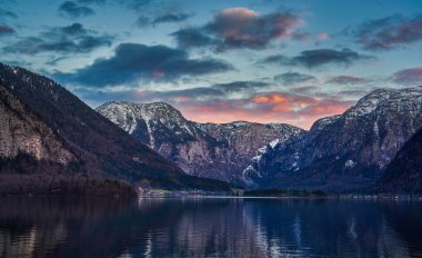 Hallstatter 'in kış manzarası. Avusturya' da bir tatil beldesi olan Hallstatt çevresindeki dağlara bakın.