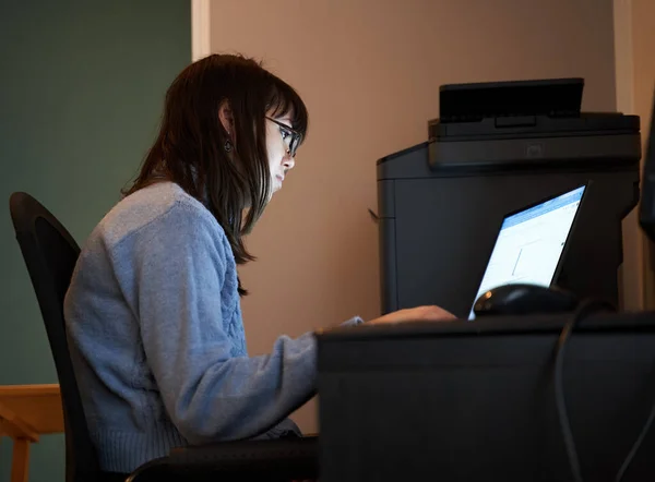 ソフトウェア開発者 彼女の机で彼女のラップトップに取り組んでいる女性 — ストック写真
