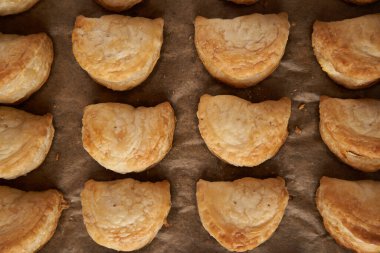 Peynirli puf böreği, fırından yeni çıkmış.