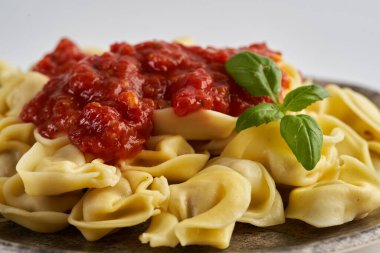 Salsa soslu ravioli makarna ve fesleğen, İtalyan tarifi.