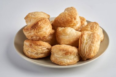 Peynirli puf böreği, fırından yeni çıkmış.