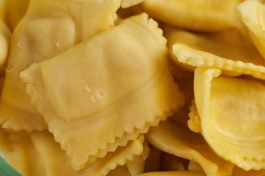 İtalyan Lombardiya usulü doldurulmuş makarna, Tortelli, peynirli, yakın çekim.