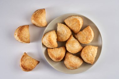 Peynirli puf böreği, fırından yeni çıkmış.