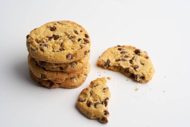 Çikolata parçalı büyük bisküviler, beyaz arka planda izole edilmiş.