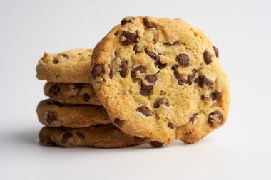 Çikolata parçalı büyük bisküviler, beyaz arka planda izole edilmiş.