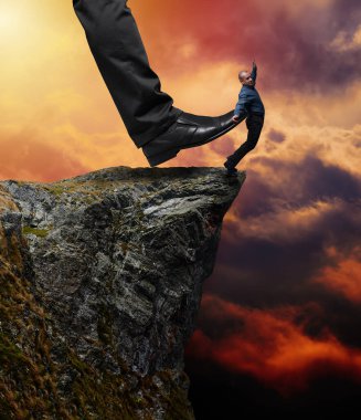 İşadamı büyük bir patron bacağı tarafından dibe itildi. İş yerinden kovulma kavramı.