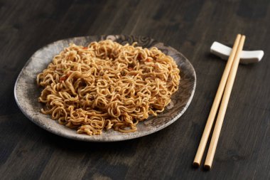 Japon Soba bardağı eriştesi, ahşap bir tahta üzerinde.