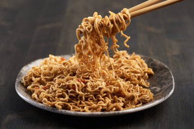 Japon Soba bardağı eriştesi, ahşap bir tahta üzerinde.