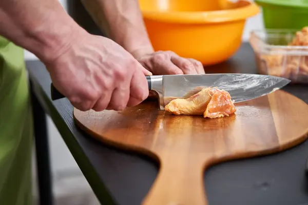 Aşçının Kolesterolsüz Bir Yemek Tarifi Için Tavuk Derisini Kanatlarından Çıkarmasına — Stok fotoğraf