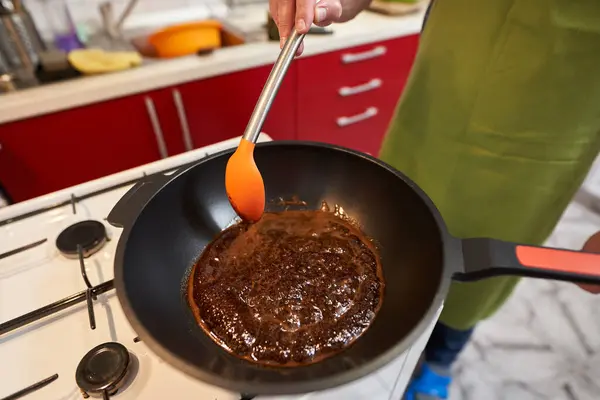 厨师在炉灶上的大锅中糖化麝香糖的过程 — 图库照片