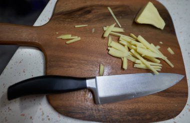 Mutfaktaki ahşap bir tahtada doğranmış zencefil.