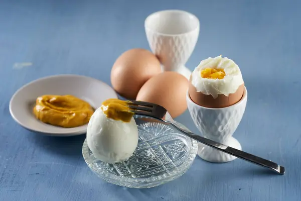 Huevos Duros Calientes Sobre Fondo Madera Azul Listos Para Comer —  Fotos de Stock