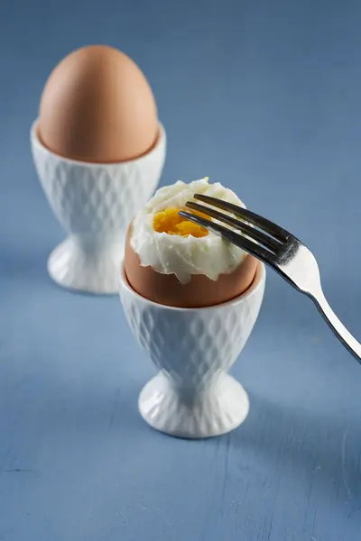 Mavi Ahşap Arka Planda Sıcak Haşlanmış Yumurta Yemeye Hazır Stok Fotoğraf