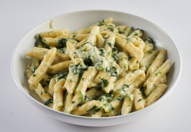 Peynirli makarna soslu makarna, ıspanak ve brokoli, İtalyan spesiyali.
