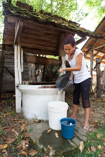 Retrato Una Mujer Joven Sacando Agua Pozo Madera Vintage —  Fotos de Stock