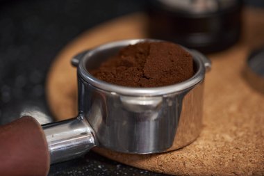 Kahveci profesyonel aletlere yakın çekim, yüksek kaliteli kahve espresso yapmak. 